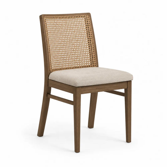 Silla de madera con respaldo de ratán y asiento de tela beige